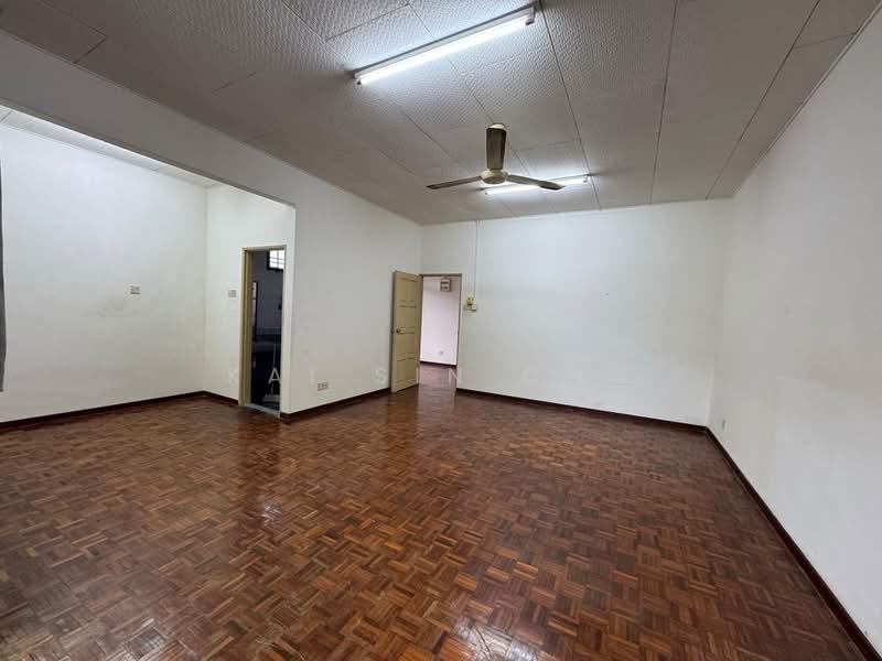 Cluster House for Rent in Mutiara Rini (Skudai) - Kai Sin Cho - Living Room - PropertyGuru.com.my