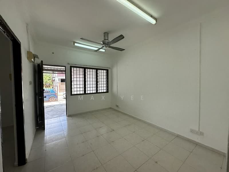 Rumah Teres 1 Tingkat untuk Dijual di Kangkar Pulai (Skudai) - Max Yee - Living Room - PropertyGuru.com.my
