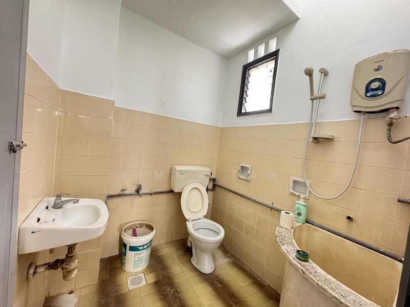 Common Bathroom 