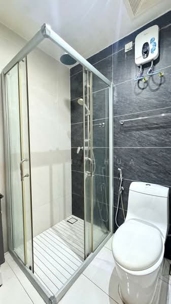 Condominium for Rent at Bay Laurel @ Country Garden Danga Bay - Juan Chua - Bathroom - PropertyGuru.com.my