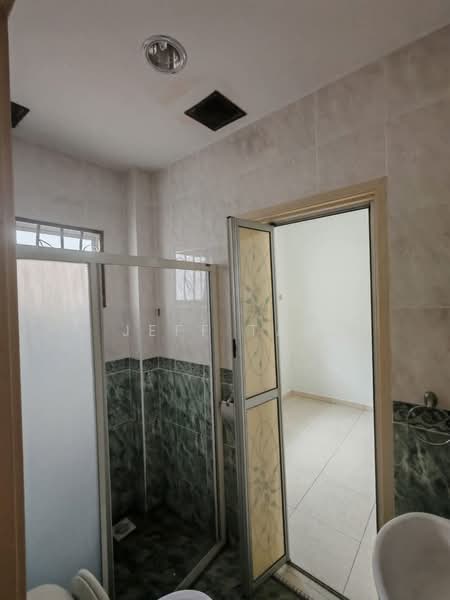 Rumah Teres 2 Tingkat untuk Disewa di Taman Desa Rishah (Ipoh) - Jeff Tan - Bathroom - PropertyGuru.com.my