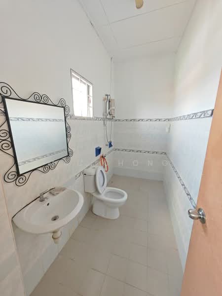 Semi-Detached House for Sale in Saujana Impian (Kajang) - Mac Chong - Bathroom - PropertyGuru.com.my