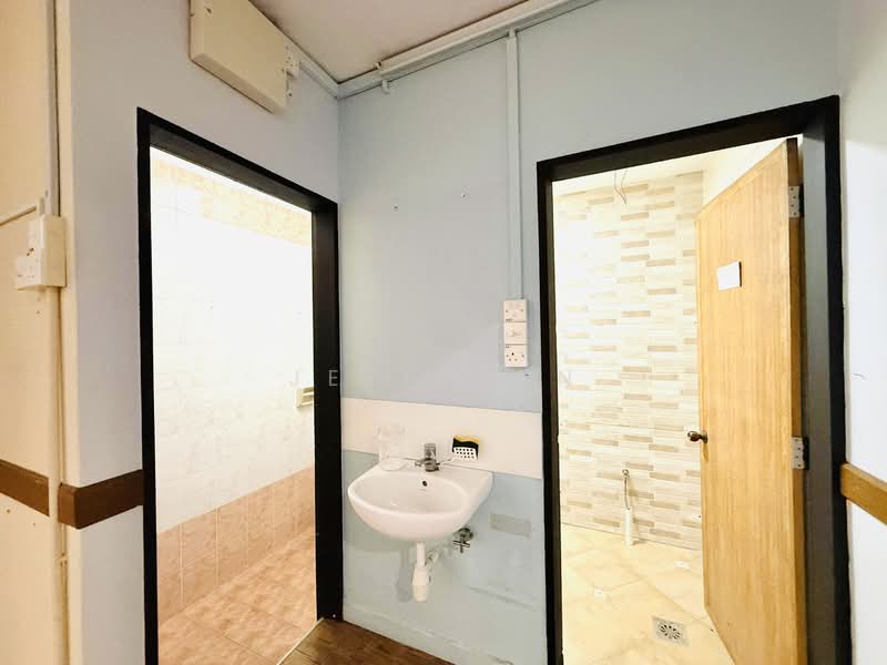 Shop for Rent in Pulau Tikus (Penang) - Jeff Tan - Bathroom - PropertyGuru.com.my