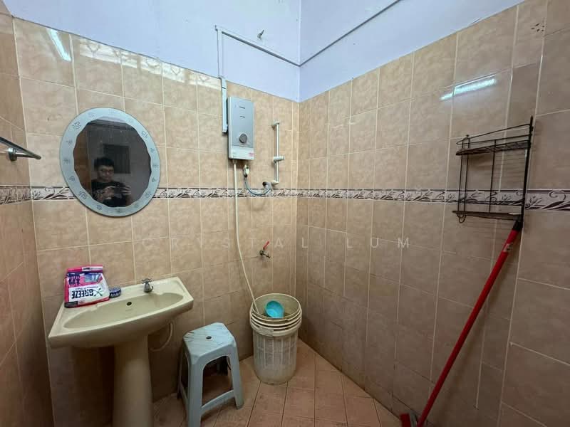 1-storey Terraced House for Rent in Taman Cuepacs (Kepong) - Crystal Lum - Bathroom - PropertyGuru.com.my