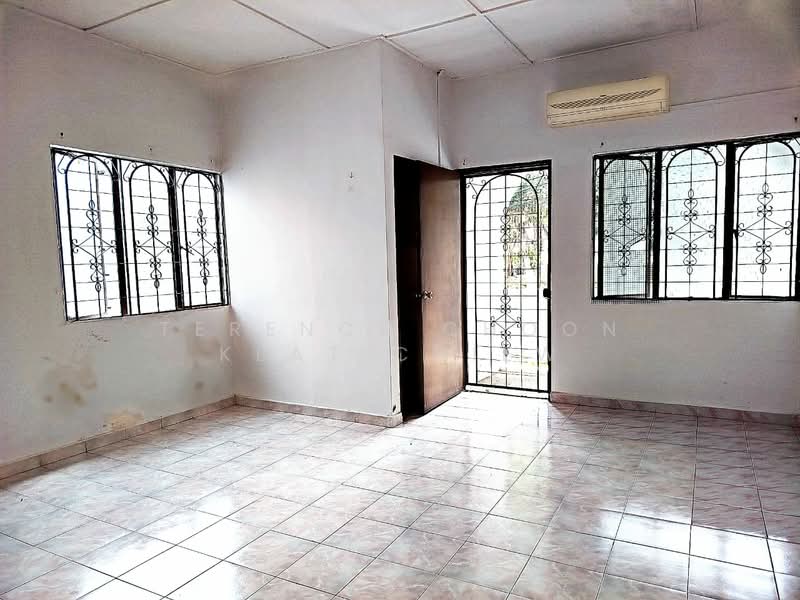 2-storey Terraced House for Sale in Petaling Jaya (Selangor) - Terence Choon Keat Chiew - Master bedroom - PropertyGuru.com.my