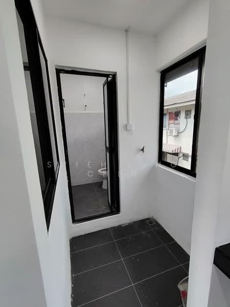 Flat for Sale at Flat Taman Ungku Tun Aminah - Shieh Long Chen - Bathroom - PropertyGuru.com.my
