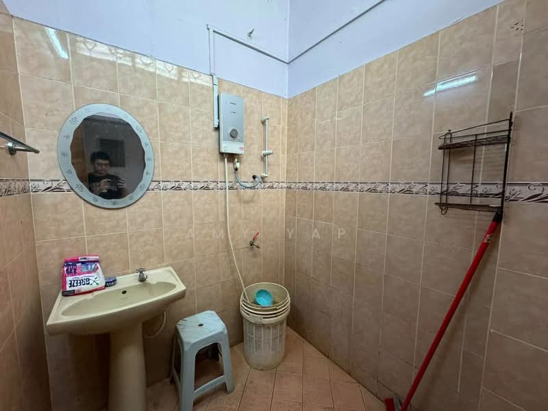 1-storey Terraced House for Rent in Taman Cuepacs (Kepong) - Amy Yap - Bathroom - PropertyGuru.com.my