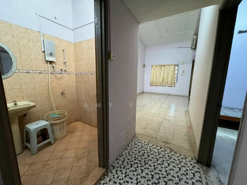 1-storey Terraced House for Rent in Taman Cuepacs (Kepong) - Amy Yap - Bathroom - PropertyGuru.com.my
