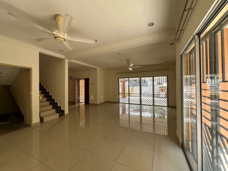 Rumah Berkembar untuk Dijual di Taman Puncak Jalil (Seri Kembangan) - Wai Hoe - Living Room - PropertyGuru.com.my
