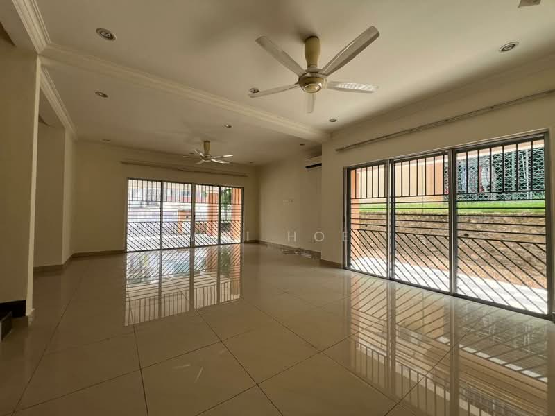 Rumah Berkembar untuk Dijual di Taman Puncak Jalil (Seri Kembangan) - Wai Hoe - Living Room - PropertyGuru.com.my