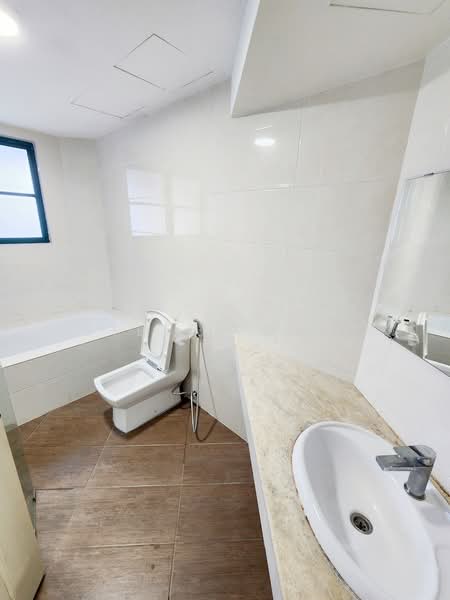 Kondominium untuk Dijual di The Straits View Condominium - Stella Chia - Bathroom - PropertyGuru.com.my