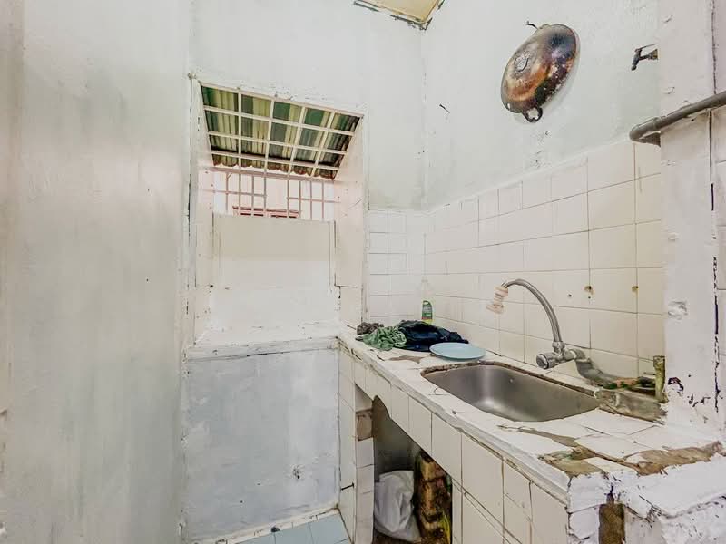 Flat for Sale at Kampung Lindungan PJS 6 - Muz Hafiz - Kitchen - PropertyGuru.com.my