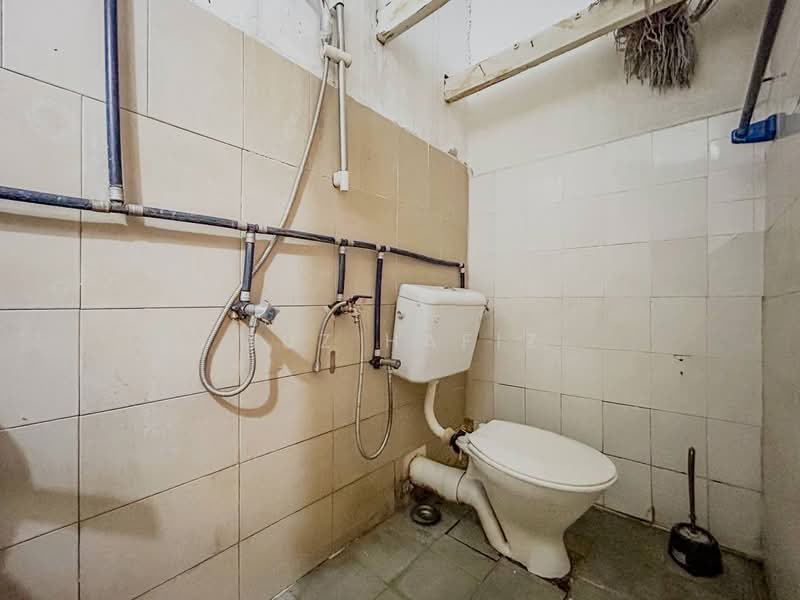 Flat for Sale at Kampung Lindungan PJS 6 - Muz Hafiz - Bathroom - PropertyGuru.com.my