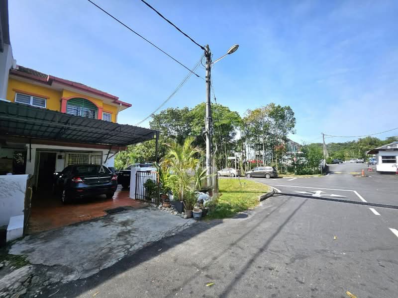 Rumah Teres 2 Tingkat untuk Dijual di Lestari Putra (Seri Kembangan) - Azira Ahmad - Exterior - PropertyGuru.com.my