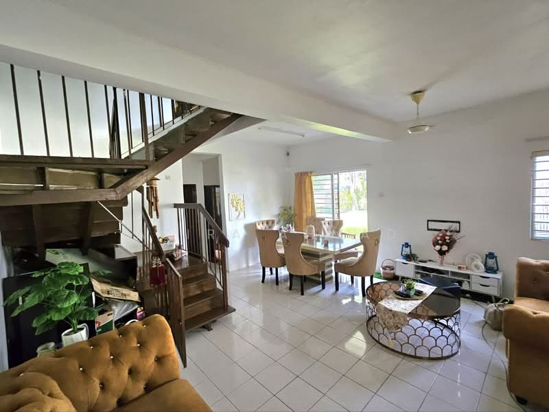 Rumah Teres 2 Tingkat untuk Dijual di Lestari Putra (Seri Kembangan) - Azira Ahmad - Living Room - PropertyGuru.com.my