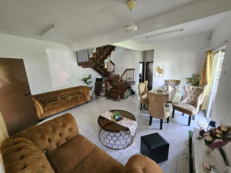Rumah Teres 2 Tingkat untuk Dijual di Lestari Putra (Seri Kembangan) - Azira Ahmad - Living Room - PropertyGuru.com.my