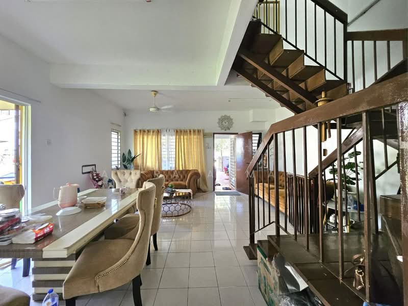 Rumah Teres 2 Tingkat untuk Dijual di Lestari Putra (Seri Kembangan) - Azira Ahmad - Living Room - PropertyGuru.com.my