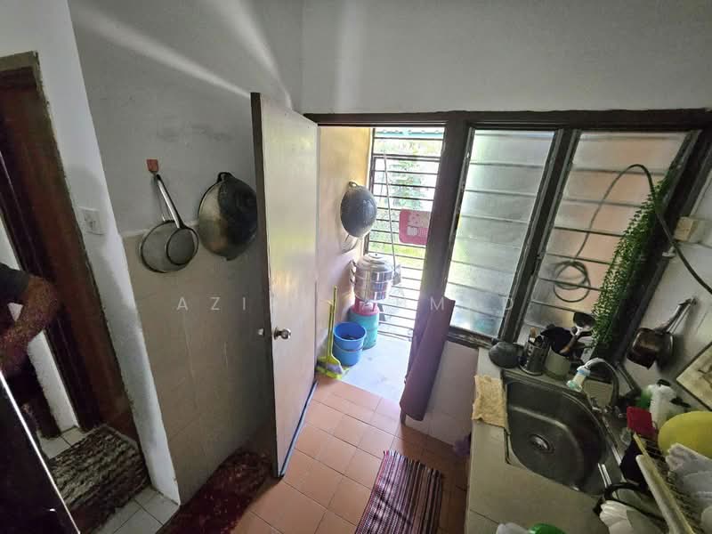 Rumah Teres 2 Tingkat untuk Dijual di Lestari Putra (Seri Kembangan) - Azira Ahmad - Kitchen - PropertyGuru.com.my