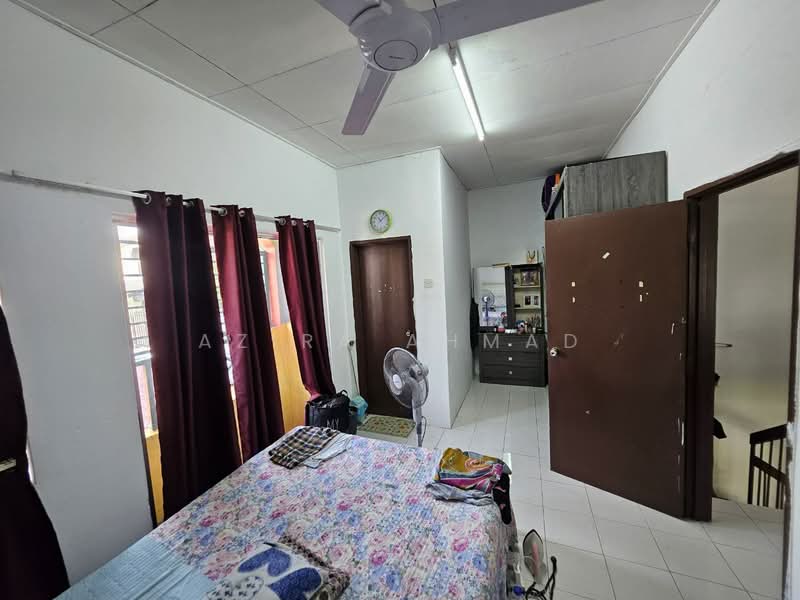 Rumah Teres 2 Tingkat untuk Dijual di Lestari Putra (Seri Kembangan) - Azira Ahmad - Bedroom - PropertyGuru.com.my