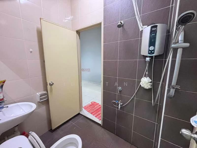 Rumah Teres 2 Tingkat untuk Dijual di Bandar Putra (Kulai) - Iden Tan - Bathroom - PropertyGuru.com.my