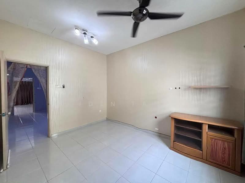 Rumah Teres 2 Tingkat untuk Dijual di Bandar Putra (Kulai) - Iden Tan - Living Room - PropertyGuru.com.my