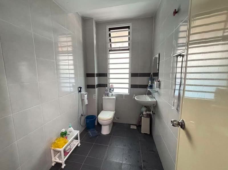 Rumah Teres 2 Tingkat untuk Dijual di Bandar Putra (Kulai) - Iden Tan - Bathroom - PropertyGuru.com.my
