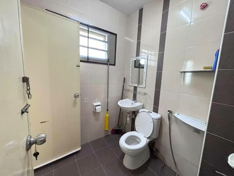 Rumah Teres 2 Tingkat untuk Dijual di Bandar Putra (Kulai) - Iden Tan - Bathroom - PropertyGuru.com.my