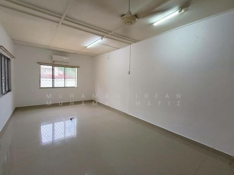 Bungalow for Rent in Shah Alam (Selangor) - Muhamad Irfan Muhamad Hafiz - Bedroom - PropertyGuru.com.my