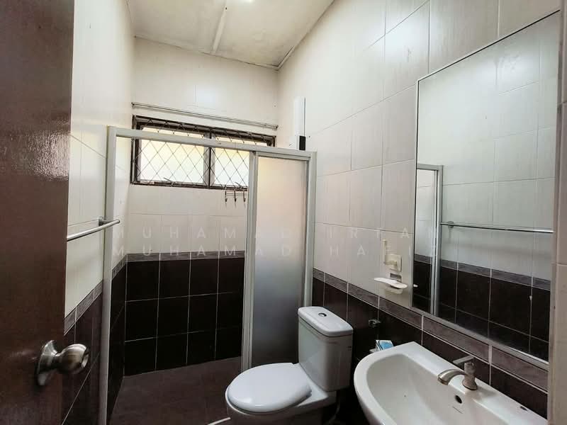 Bungalow for Rent in Shah Alam (Selangor) - Muhamad Irfan Muhamad Hafiz - Bathroom - PropertyGuru.com.my