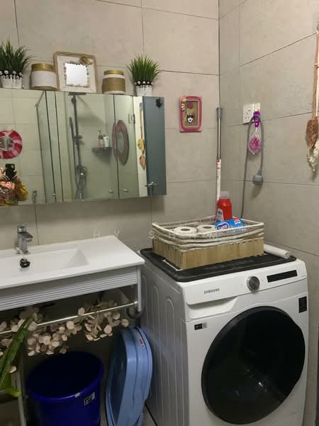 Servis Apartment untuk Disewa di Aera Residence - HY Sham - Bathroom - PropertyGuru.com.my