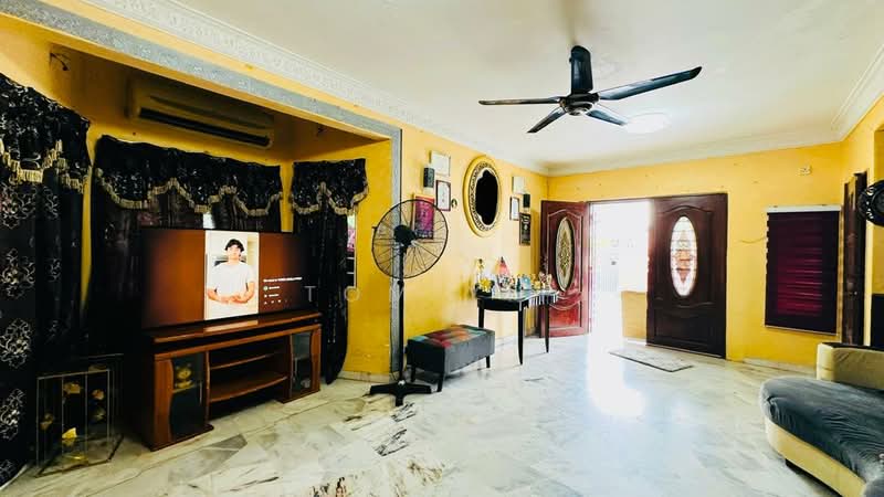 Rumah Teres untuk Dijual di Bandar Country Homes (Rawang) - Tom Yip - Living Room - PropertyGuru.com.my