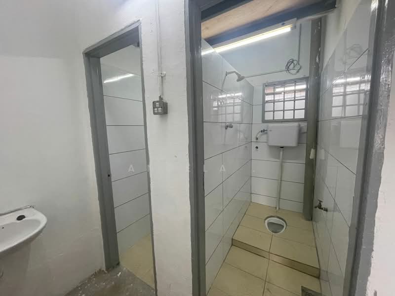 Kilang untuk Disewa di Jalan Klang Lama (Old Klang Road) (Kuala Lumpur) - Angela . - Bathroom - PropertyGuru.com.my