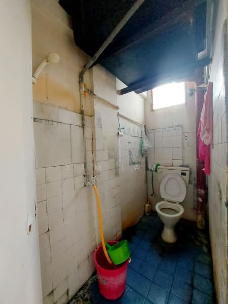 Flat for Sale at Taman Pakatan - Sam Lam - Bathroom - PropertyGuru.com.my