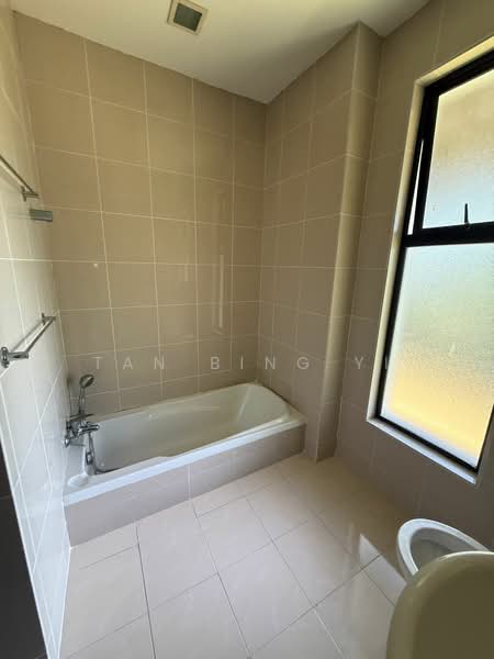 Rumah Teres 2 Tingkat untuk Disewa di Leisure Farm (Gelang Patah) - Tan Bing Yi - Bathroom - PropertyGuru.com.my