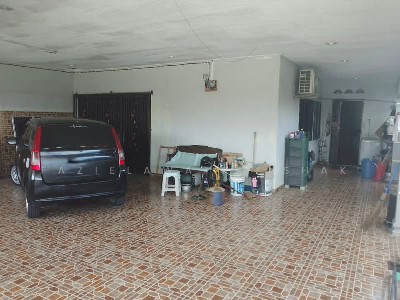 Semi-Detached House for Sale in Pekan (Pahang) - Fazielawatie Ishak - Car Park - PropertyGuru.com.my