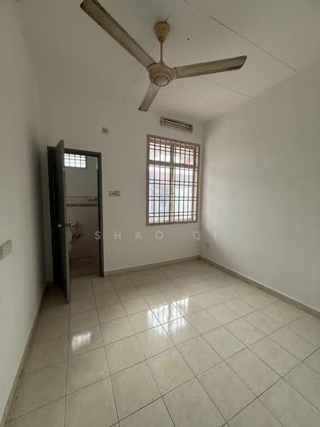 Rumah Teres 2 Tingkat untuk Disewa di Bandar Putra (Kulai) - Shao Qi - Bathroom - PropertyGuru.com.my