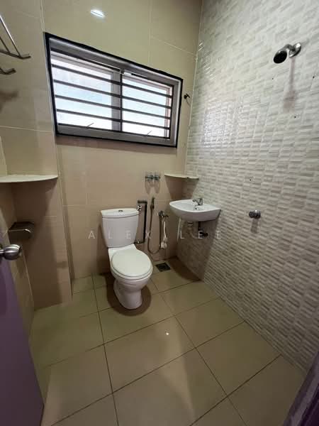 Rumah Berkembar untuk Dijual di Bandar Putra Permai (Seri Kembangan) - Alex Lee - Bathroom - PropertyGuru.com.my