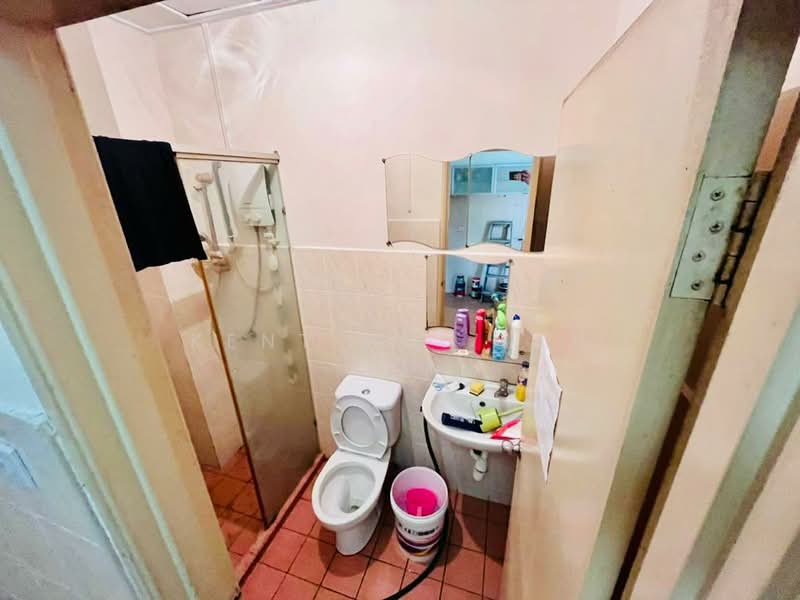Rumah Teres untuk Dijual di Bandar Putra Permai (Seri Kembangan) - KENT HUI LAU - Bathroom - PropertyGuru.com.my