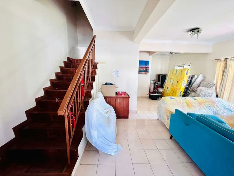 Rumah Teres untuk Dijual di Bandar Putra Permai (Seri Kembangan) - KENT HUI LAU - Living Room - PropertyGuru.com.my