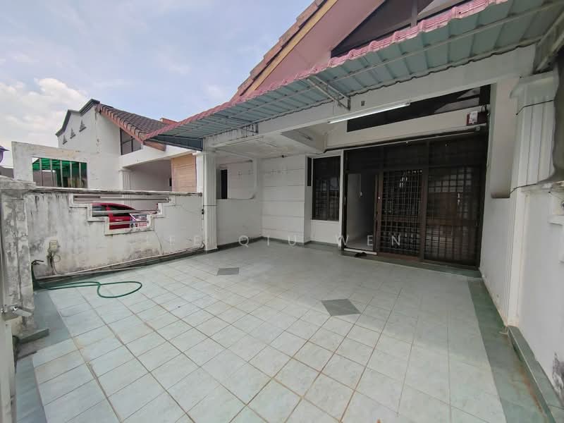 1.5-storey Terraced House for Sale in Taman Molek (Johor Bahru) - Lee Qiu Wen - Exterior - PropertyGuru.com.my