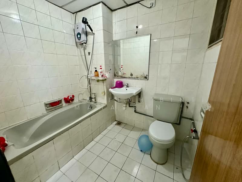 Condominium for Sale at Villaria - Nur Nabilah Binti Mahassan - Bathroom - PropertyGuru.com.my
