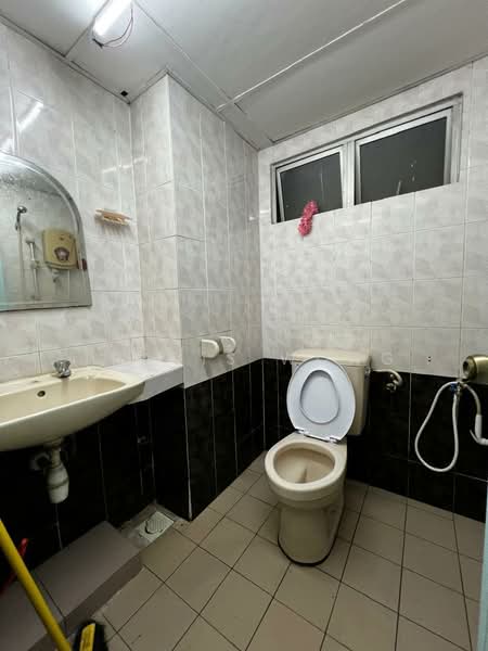 Kondominium untuk Disewa di Endah Regal Condominium - Travis Wong - Bathroom - PropertyGuru.com.my