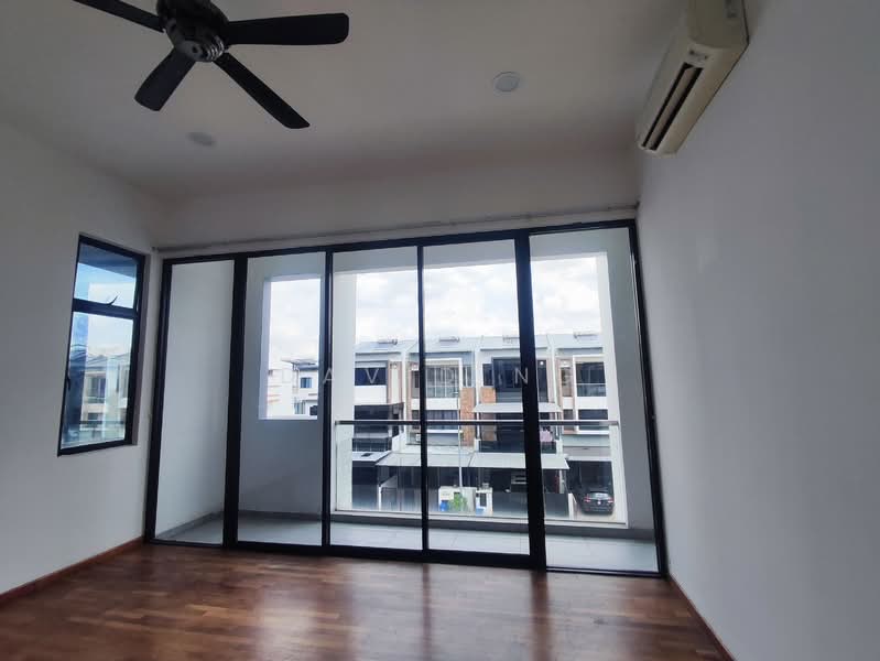 Rumah Teres 3 Tingkat untuk Dijual di Setia Utama (Setia Alam) - David Ng - Balcony - PropertyGuru.com.my