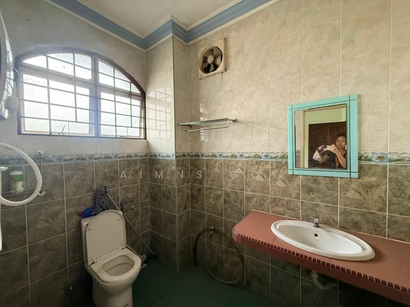 Rumah Teres 2 Tingkat untuk Disewa di Taman Bukit Mewah (Kajang) - Aimns Goy - Bathroom - PropertyGuru.com.my