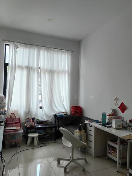 Rumah Teres untuk Dijual di Serdang (Seri Kembangan) - Leo Chin - Study - PropertyGuru.com.my