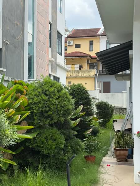 Rumah Teres untuk Dijual di Serdang (Seri Kembangan) - Leo Chin - Exterior - PropertyGuru.com.my