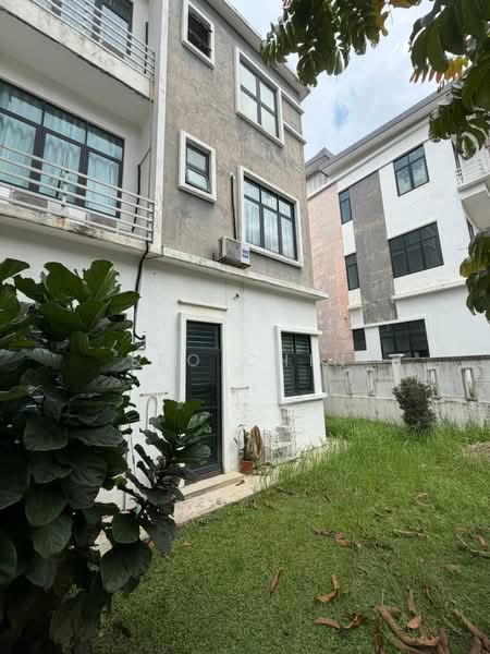 Rumah Teres untuk Dijual di Serdang (Seri Kembangan) - Leo Chin - Exterior - PropertyGuru.com.my
