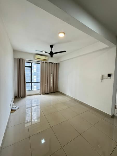 Servis Apartment untuk Disewa di Utropolis Suites 2 - Wei Kit - Living Room - PropertyGuru.com.my