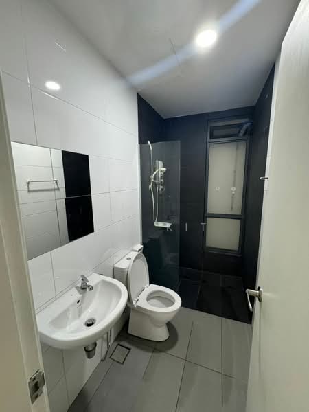 Servis Apartment untuk Disewa di Utropolis Suites 2 - Wei Kit - Bathroom - PropertyGuru.com.my