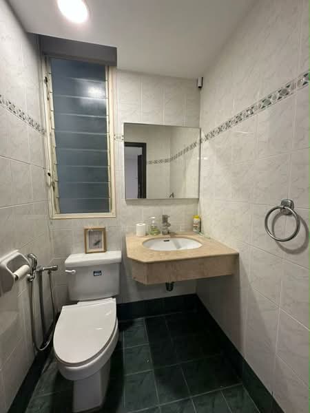 Kondominium untuk Disewa di Gurney Beach Resort - Xinnee . - Bathroom - PropertyGuru.com.my